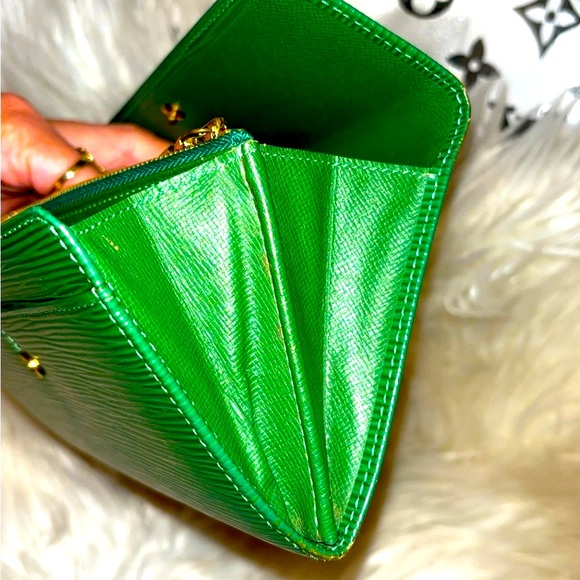 Authentic LV Green Epi Wallet. Serial Code: CA1926 - Picture 6 of 14